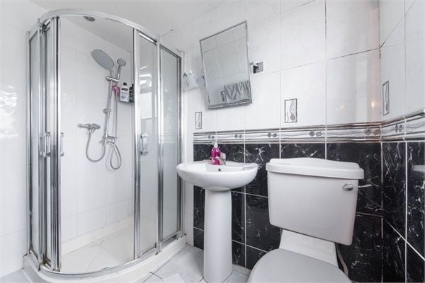 4 beds 2 baths House Capworth Leyton